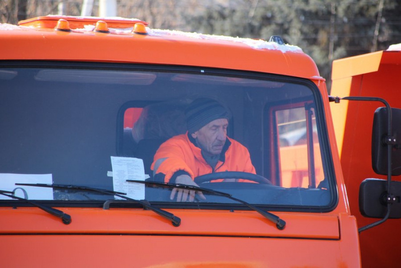 Саратову передали три десятка «КамАЗов» для коммунальных служб