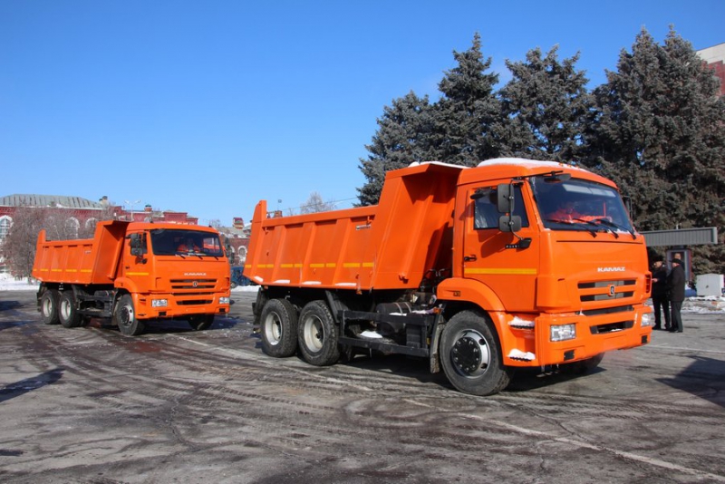 Саратову передали три десятка «КамАЗов» для коммунальных служб