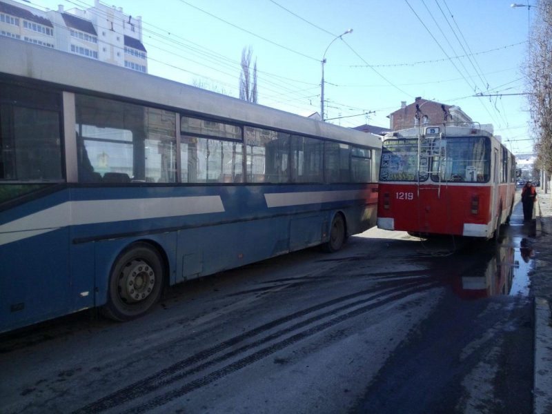 На Московской из-за ДТП остановилось движение троллейбусов