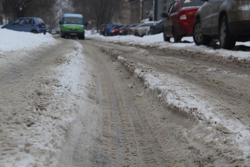Бутырка тает тает на дороге грязный. Тает на дороге грязный снег. Зимняя городская дорога грязная. Тает снег в Саратове. Тает тает на дороге грязный снег.