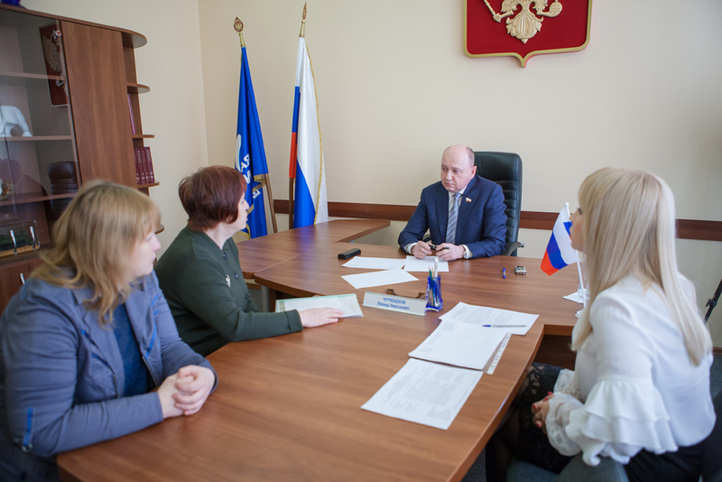 Депутат Облдумы Леонид Чернощеков провел прием граждан