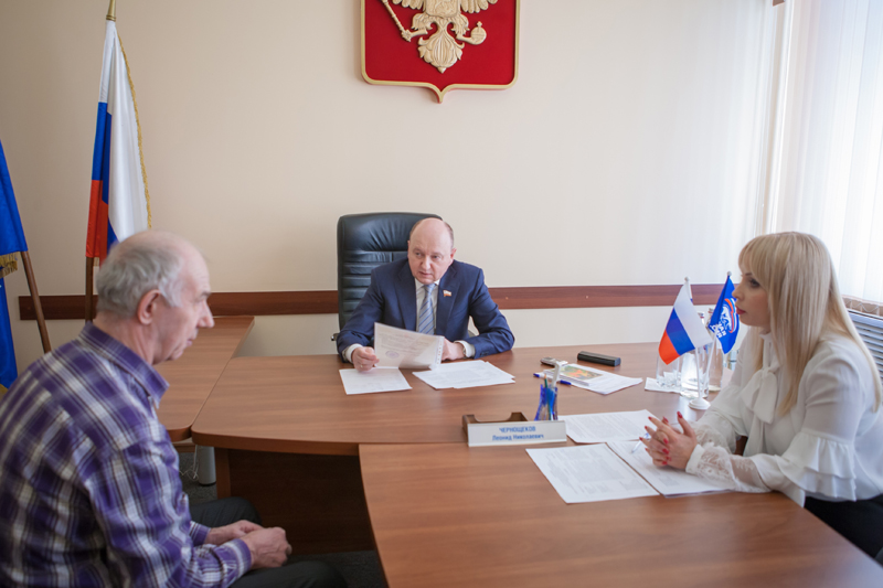 Депутат Облдумы Леонид Чернощеков провел прием граждан