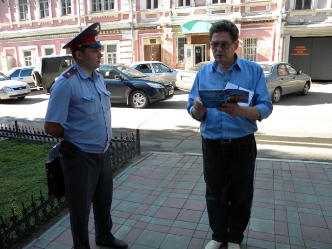 Полиция мешала пикету у офиса Ерофеевой и задержала организатора