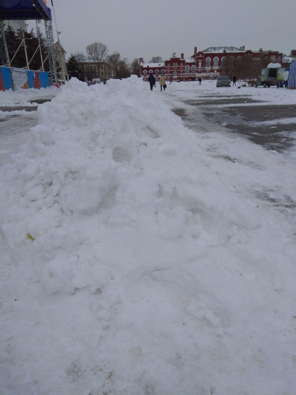 Саратовцы пожаловались на снежные завалы на Театральной площади