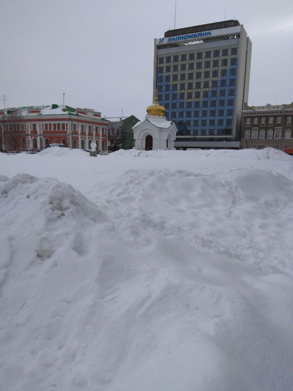Саратовцы пожаловались на снежные завалы на Театральной площади