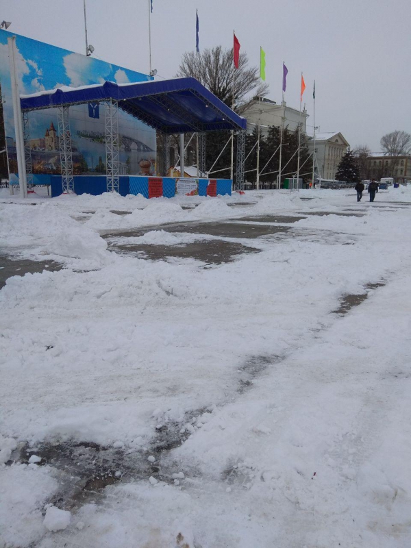 Саратовцы пожаловались на снежные завалы на Театральной площади