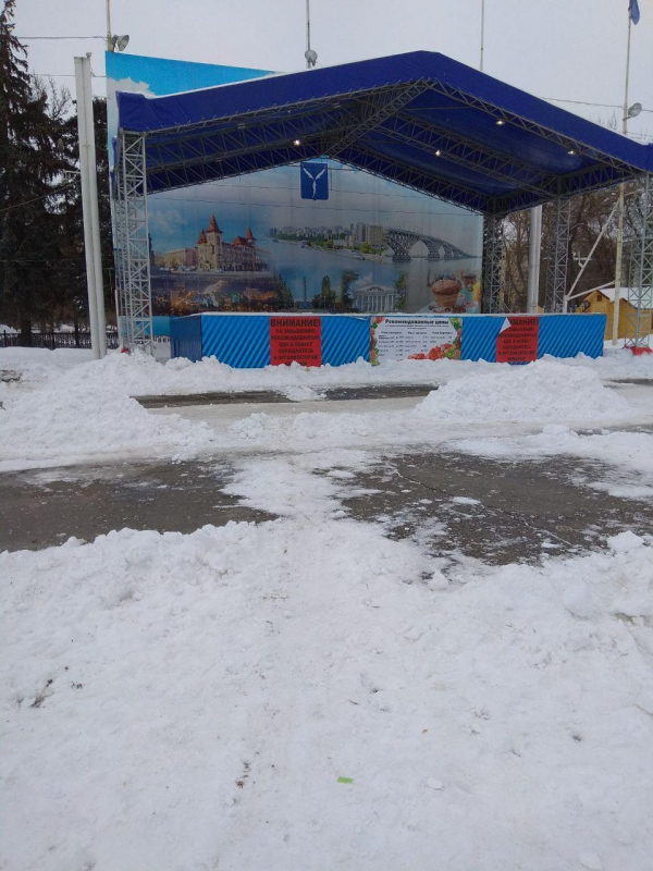 Саратовцы пожаловались на снежные завалы на Театральной площади