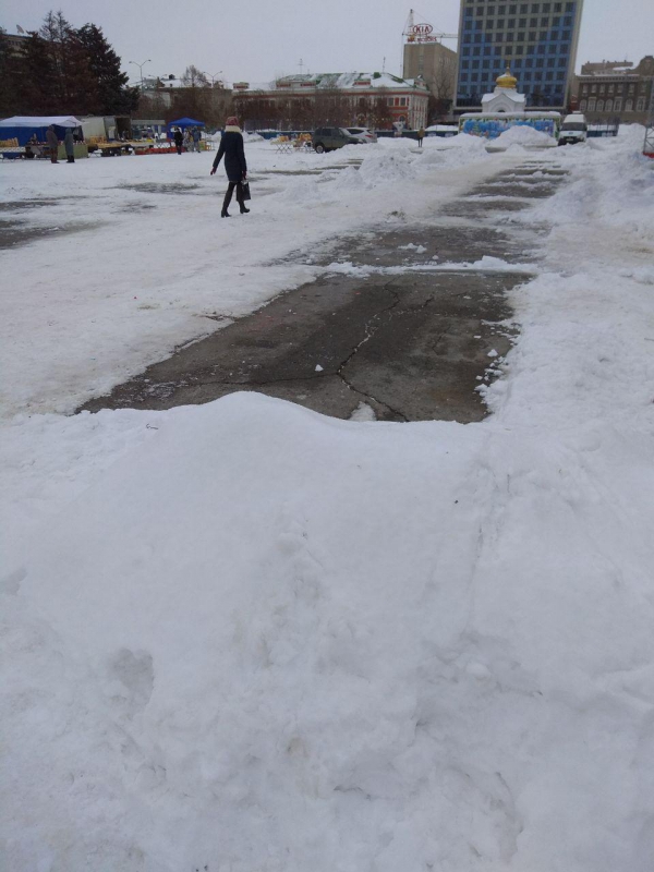 Саратовцы пожаловались на снежные завалы на Театральной площади