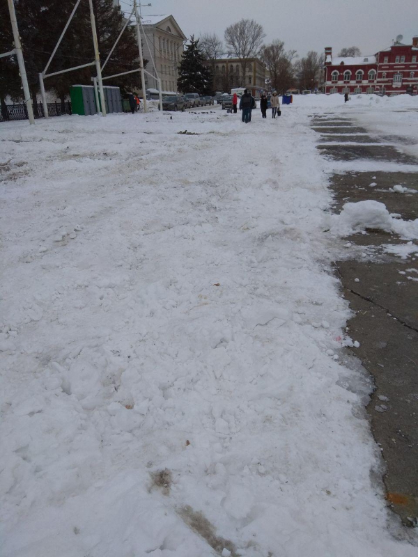 Саратовцы пожаловались на снежные завалы на Театральной площади