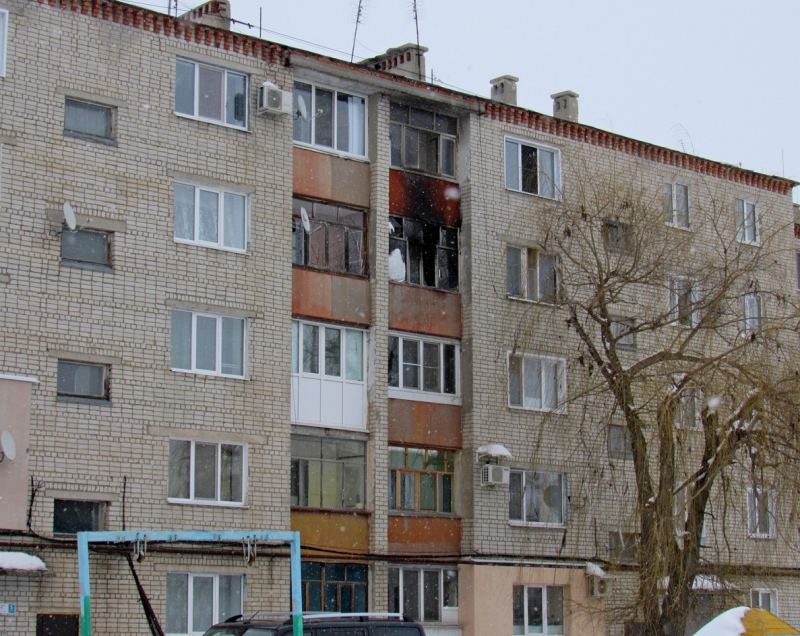В Советском районе полицейские спасли из горящего дома женщину с детьми