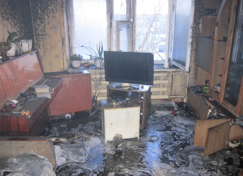 В Советском районе полицейские спасли из горящего дома женщину с детьми