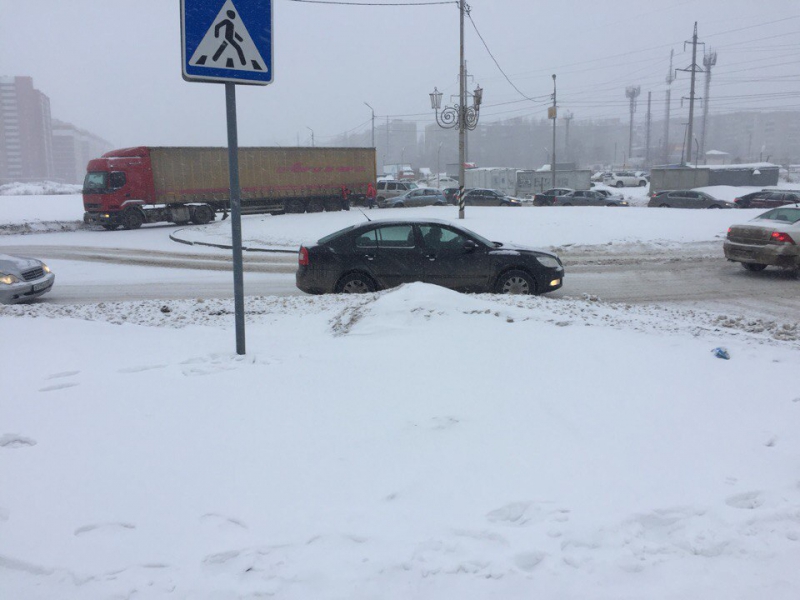 В Саратове движение транспорта полностью встало: пешком быстрее