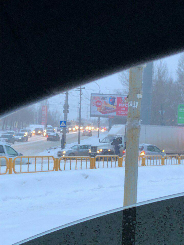 В Саратове движение транспорта полностью встало: пешком быстрее