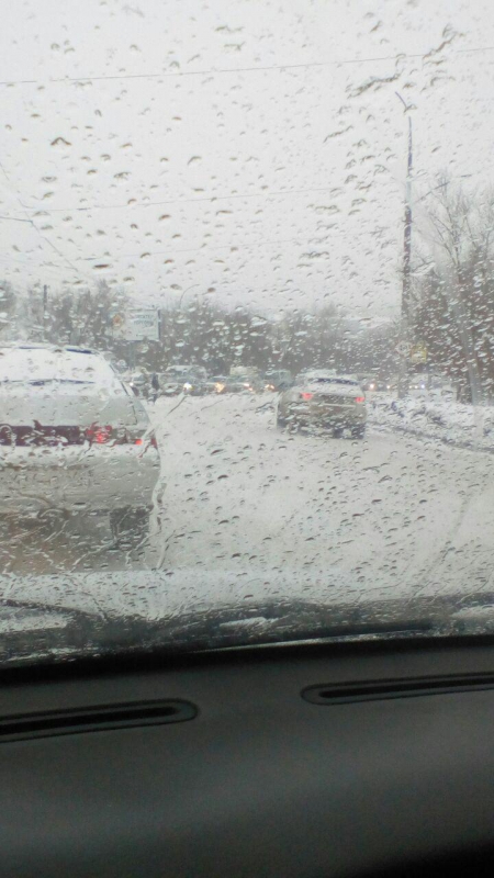 В Саратове движение транспорта полностью встало: пешком быстрее