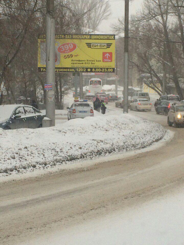 В Саратове движение транспорта полностью встало: пешком быстрее