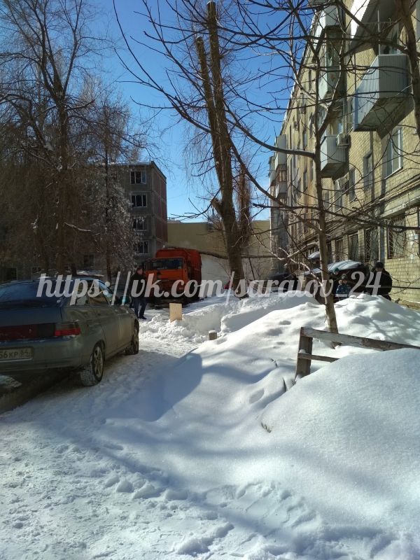 В Ленинском районе мусоровоз «КамАЗ» снес трубу отопления