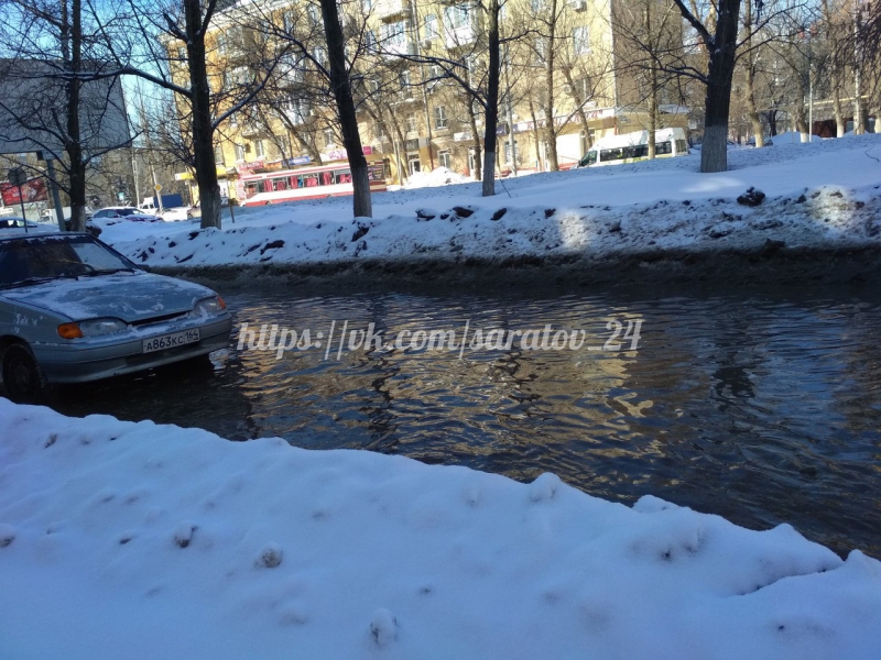 В Ленинском районе мусоровоз «КамАЗ» снес трубу отопления