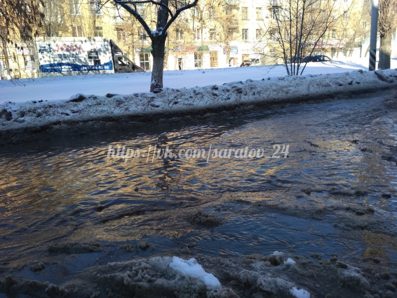 В Ленинском районе мусоровоз «КамАЗ» снес трубу отопления