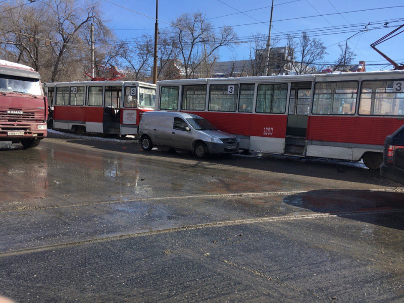На Астраханской автомобиль «Лада» остановил движение трамваев