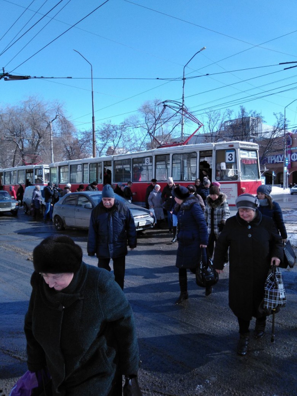 На Астраханской автомобиль «Лада» остановил движение трамваев