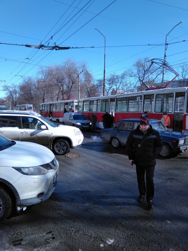 На Астраханской автомобиль «Лада» остановил движение трамваев