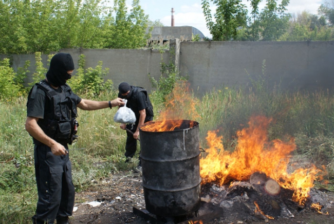 Бойцы спецназа отправили в костер партию наркотиков