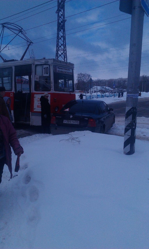 В Саратове столкнулись трамвай и иномарка