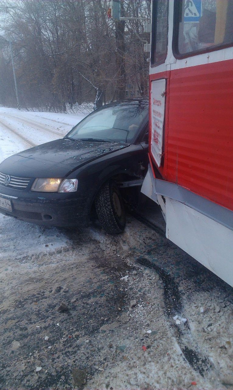 В Саратове столкнулись трамвай и иномарка