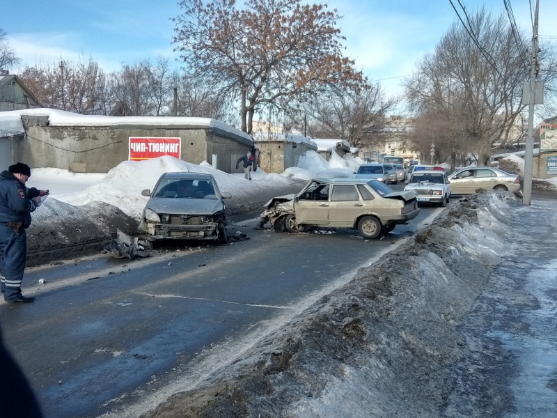 Столкновение двух легковушек на Бирюзова привело к транспортным заторам