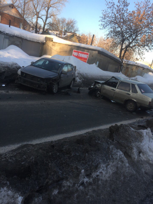 Столкновение двух легковушек на Бирюзова привело к транспортным заторам