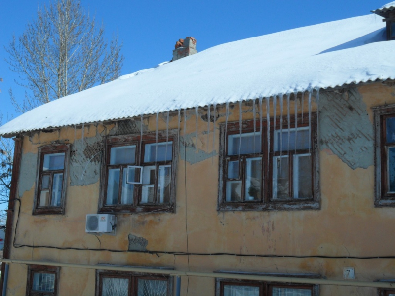 Каждый 9-й проверенный дом в Саратове оказался с сосульками