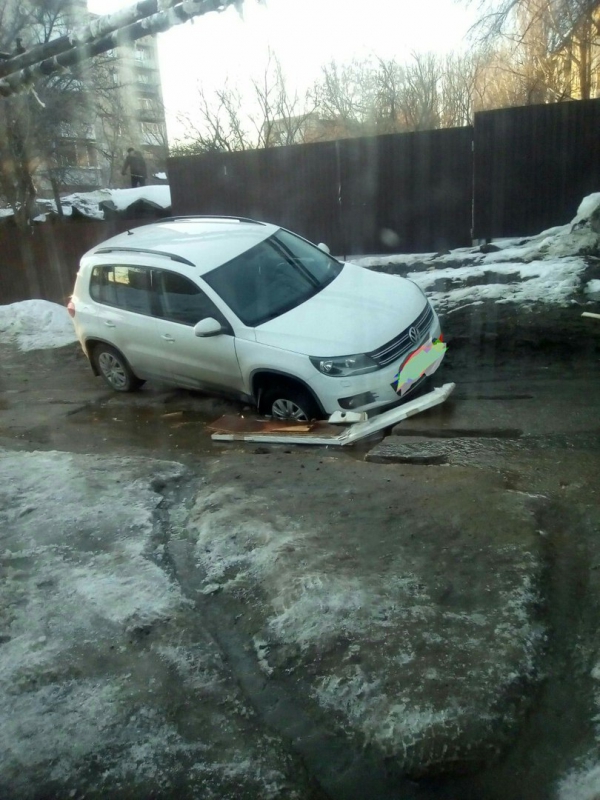 В Кировском районе 3 автомобиля провалились в дорожную яму