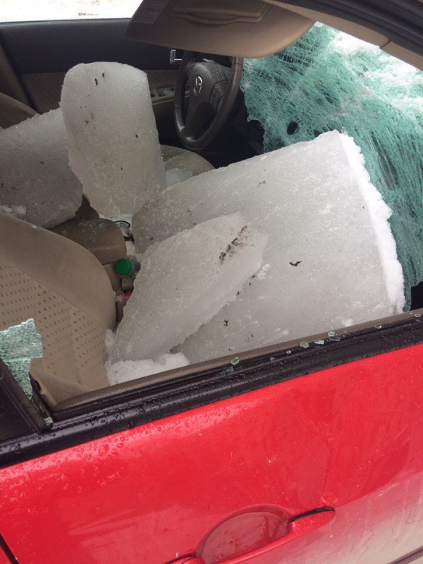 На Большой Садовой глыбы льда разбили припаркованную иномарку