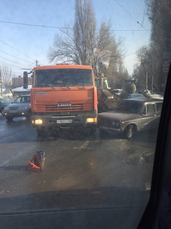 В Октябрьском районе из-за ДТП с «КамАЗом» образовались многокилометровые пробки