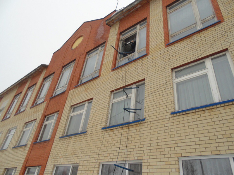 В Пугачеве из-за схода снега со школы сорвалась 9-метровая конструкция