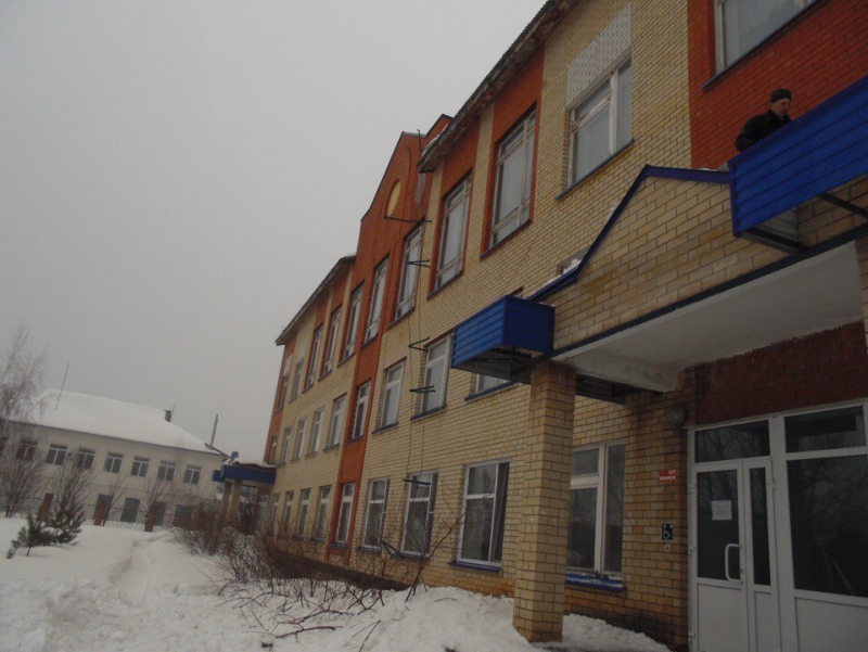 В Пугачеве из-за схода снега со школы сорвалась 9-метровая конструкция