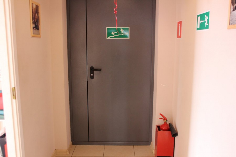 Эвакуационные двери должны открываться. Пожарный выход дверь. Эвакуационная дверь. Замки на дверях эвакуационных выходов. Противопожарные эвакуационные двери.