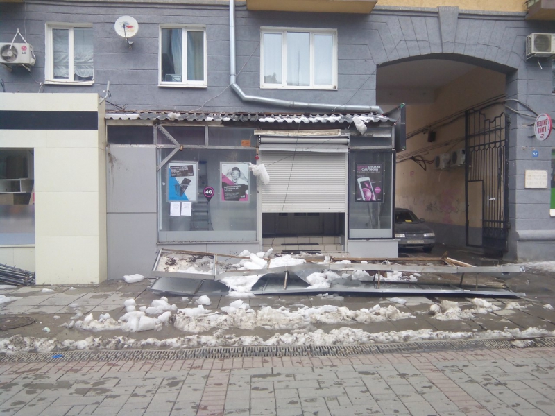 В Саратове снег с крыши разрушил несколько вывесок на проспекте Кирова