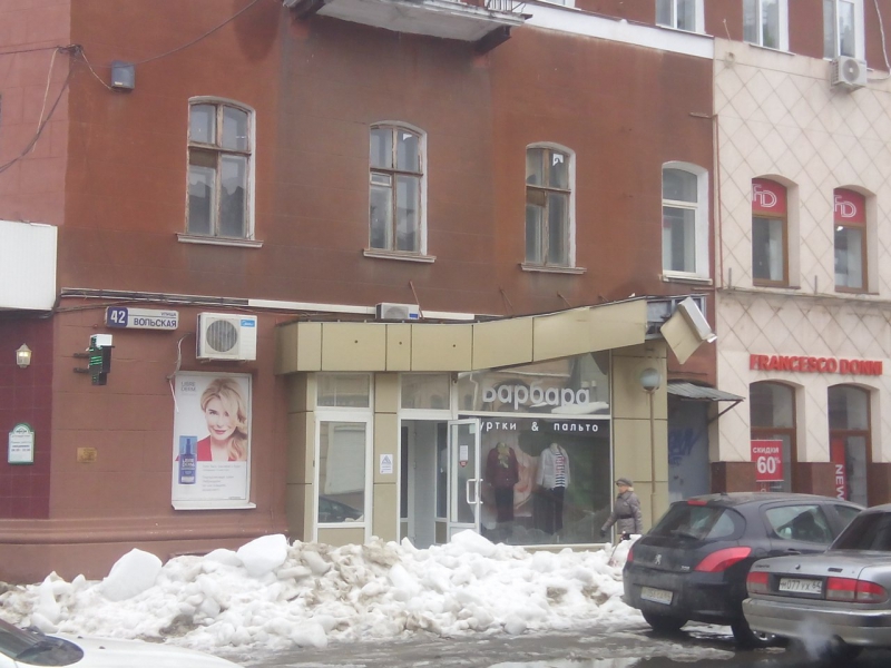 В Саратове снег с крыши разрушил несколько вывесок на проспекте Кирова