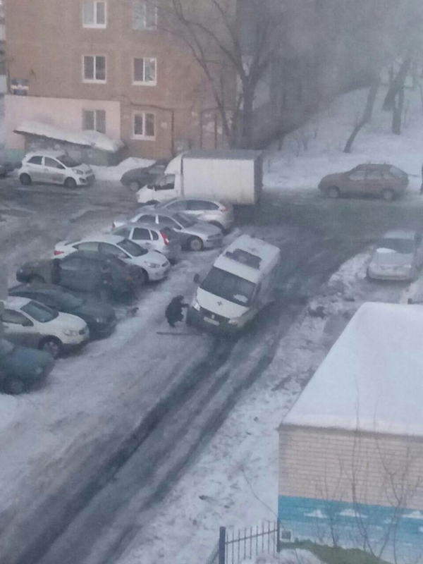 В Саратове «скорая помощь» в течение часа не могла выбраться из ледяной колеи