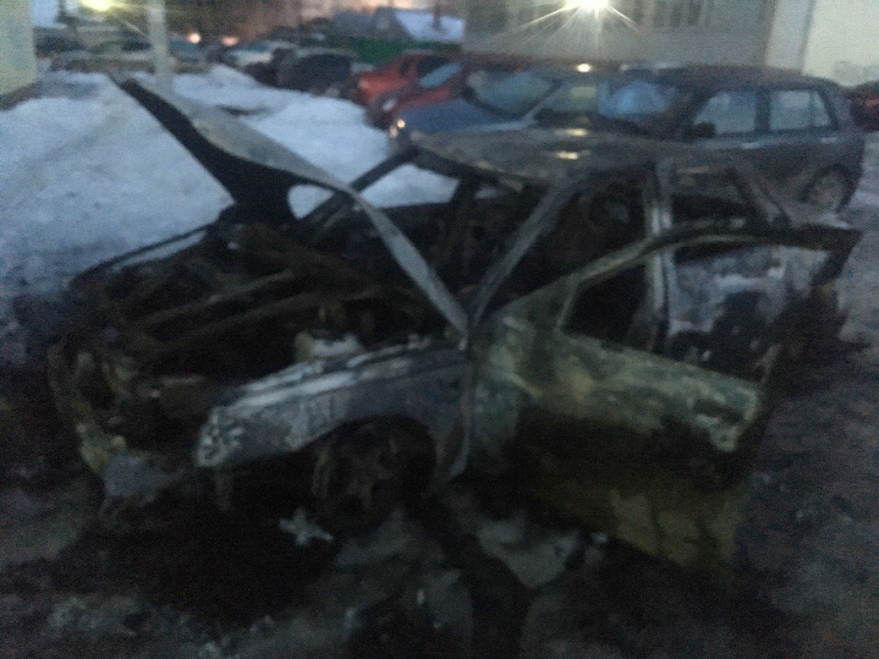 В Саратове ночью сгорела «десятка»