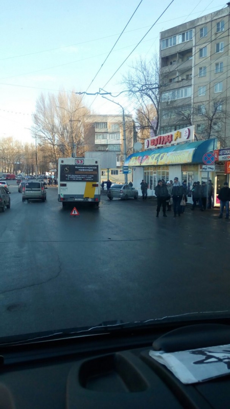 В Саратове автобус столкнулся с легковушкой