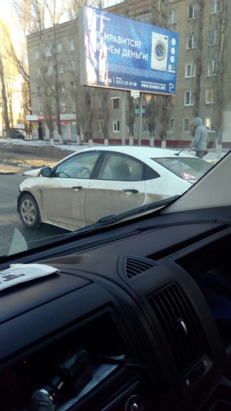 В Саратове автобус столкнулся с легковушкой