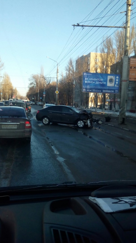 В Саратове автобус столкнулся с легковушкой