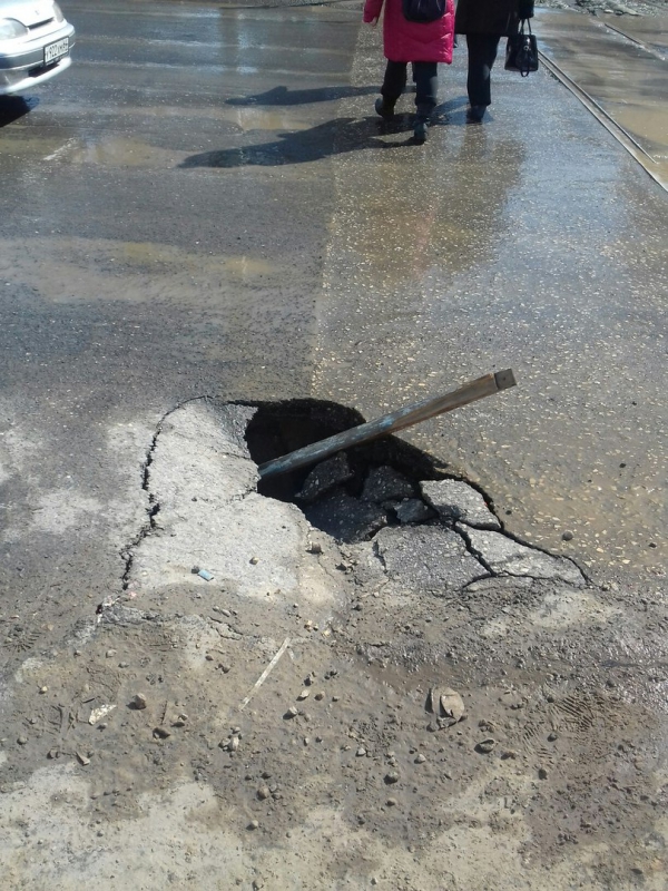 В Заводском районе на пешеходном переходе образовался большой провал