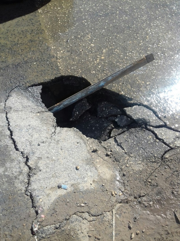 В Заводском районе на пешеходном переходе образовался большой провал