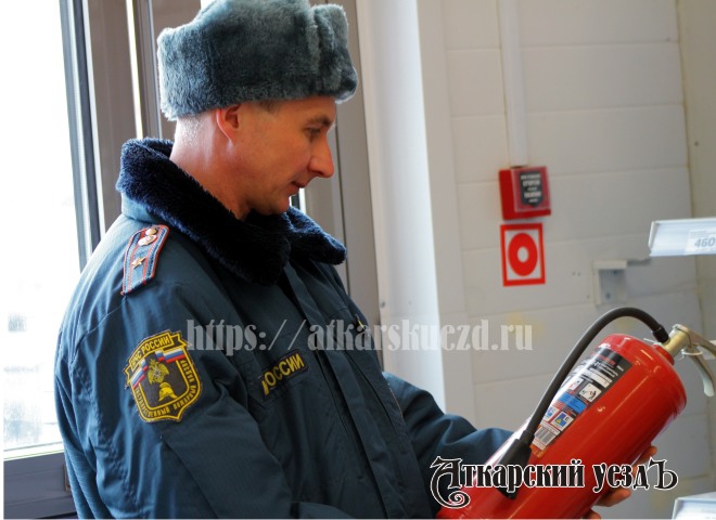 В ТЦ нашли заблокированные эвакуационные выходы, просроченные огнетушители и висящие провода