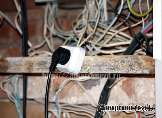 В ТЦ нашли заблокированные эвакуационные выходы, просроченные огнетушители и висящие провода