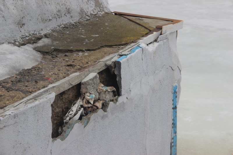 Разрушенная пристань. Последствия разрушения причальной стенки. Разрушенные мостки. След от воды на бетоне причала. Причал бетонный в воде след от уровня воды.