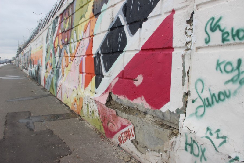 В Саратове на новой набережной рушатся лестницы и продолжают сыпаться граффити